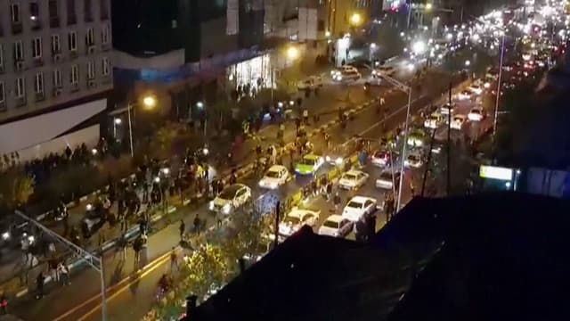 Une image tirée d'une vidéo montre des manifestants anti-régime dans les rues de Téhéran, le 1er janvier. Il s'agit de l'une des rares images de ces manifestations étant parvenues jusqu'à nous.