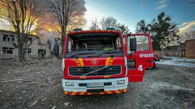 Cette photographie, publiée par le Service d'urgence d'État ukrainien le 19 mars 2025, montre des camions de pompiers stationnés près d'un hôpital endommagé suite à une frappe à Krasnopillya, dans la région de Soumy. (Image d'illustration)