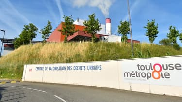Le réseau, alimenté par la combustion des déchets de la métropole, achemine de l'eau chaude dans des canalisations jusqu'à des stations au pied des bâtiments.