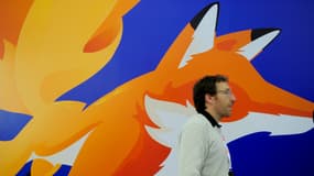 Un homme passe devant une affiche de Mozilla Firefox, dans un salon en 2013.