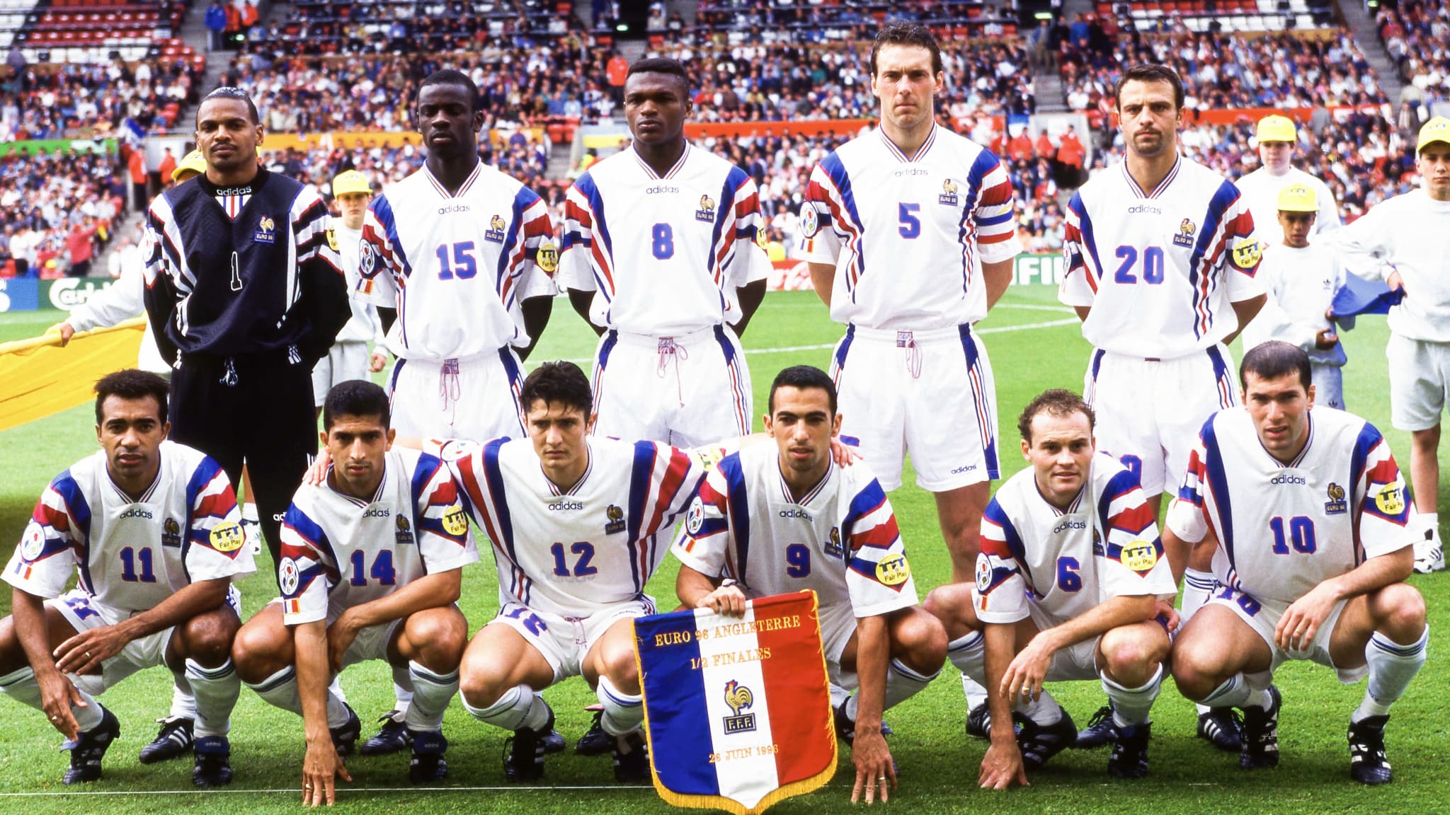 Zinédine Zidane (avec Bernard Lama, Lilian Thuram, Marcel Desailly, Laurent Blanc, Alain Roche Patrice Loko, Sabri Lamouchi, Bixente Lizarazu, Youri Djorkaeff et Vincent Guerin) en demi-finale de l'Euro 1996 avec l'équipe de France, à Manchester le 26 juin 1996
