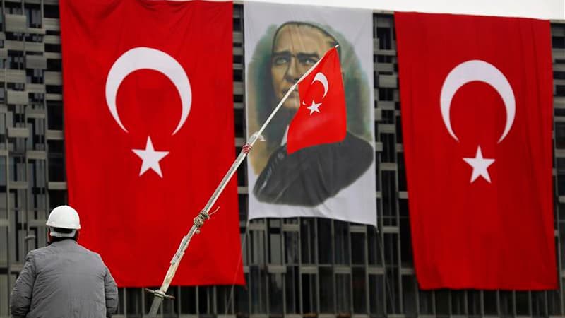 Manifestant sur une barricade à l'entrée du parc Gezi, près de la place Taksim, samedi après-midi. La police turque anti-émeutes a fait usage samedi soir de grenades lacrymogènes et de canons à eau pour tenter de disperser les manifestants rassemblés dans