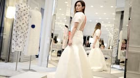 La hong-kongaise Eleanor Sum Yi Lam procédant à des essayages  chez Dior, avant le Bal des débutantes, qui se déroule samedi 29 novembre.