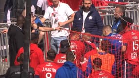 Un supporter de Lille s'adressant aux joueurs après la victoire contre Montpellier