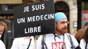 Un  médecin manifeste le 13 novembre dernier contre le projet de loi de santé.