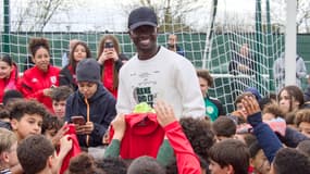 Sadio Mané avec des jeunes du club de Bourges, le 16 mars 2024.