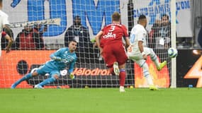Le penalty de Dimitri Payet face à Anthony Lopes lors du match OM-OL en Ligue 1, le 10 novembre 2019