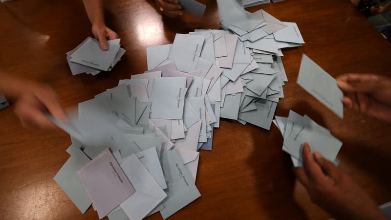 Des bulletins sont en train d'être dépouillés, lors du second tour de l'élection présidentielle, dimanche 24 avril 2022 à La Possession, sur l'île de La Réunion