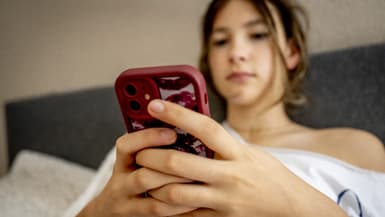 Une adolescente sur son smartphone