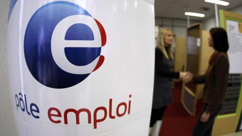 Deux mille agents Pôle Emploi supplémentaires vont être recrutés pour renforcer l'accueil et l'accompagnement des demandeurs d'emplois d'ici septembre. /Photo d'archives/REUTERS/Eric Gaillard