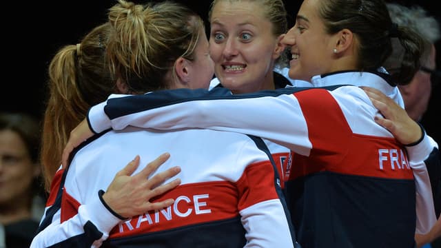 Alizé Cornet (masquée), Pauline Parmentier (de dos), Kristina Mladenovic et  Caroline Garcia (à droite) en avril 2016