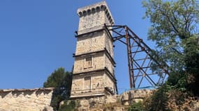 La tour de l'horloge du village de Saint-Martin-de-Brômes (Alpes-de-Haute-Provence), en juillet 2024.