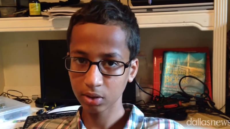 Ahmed Mohamed, 14 ans, a été arrêté pour avoir apporté en cours une horloge de sa fabrication que les enseignants ont pris pour une bombe.