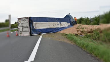 Un poids lourd transportant du blé renversé sur l'A26 le 23 avril 2025