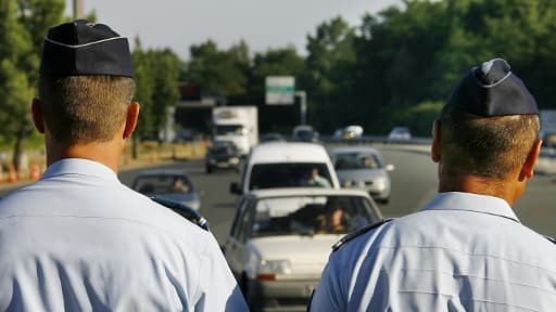 Deux CRS ont été fauchés par un poids lourd lors d'une intervention sur l'A6 samedi matin. L'un des CRS a été tué.