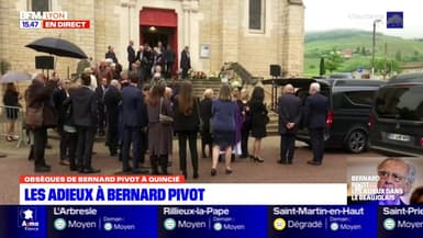 Obsèques de Bernard Pivot: le cercueil a quitté l'église sous les applaudissements des habitants venus lui rendre hommage