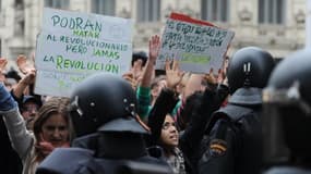 Les indignées manifestent devant le Congrès des députés à Madrid