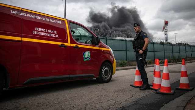 Un camion de pompier passant un barrage à proximité de l'incendie de l'usine Lubrizol, le 26 septembre à Rouen