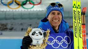 La joie du biathlète français Quentin Fillon Maillet, champion olympique de l'individuel (20 km) aux Jeux de Pékin, le 8 février 2022 à Zhangjiakou