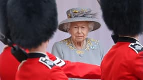 La reine d'Angleterre Elizabeth II lors d'une cérémonie militaire pour son anniversaire officiel au château de Windsor le 12 juin 2021