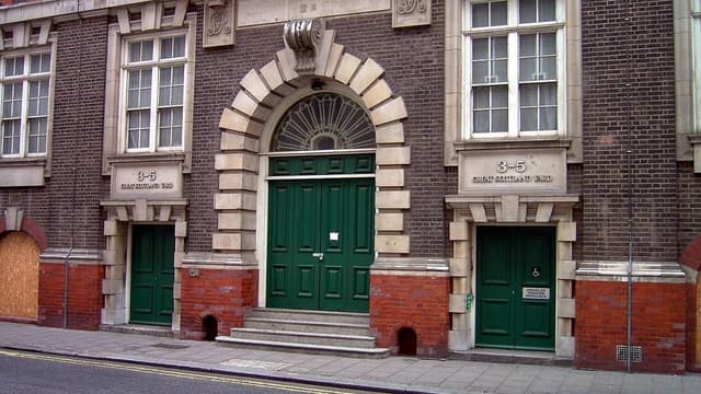 La façade en briques sera le seul héritage de l'époque Scotland Yard