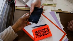 Un procureur donne un téléphone grave danger à une femme, au tribunal de Bobigny, le 15 janvier 2024
