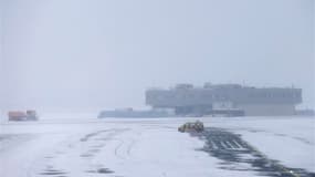 Le tarmac de l'aéroport Fraport de Francfort, le troisième d'Europe, où le trafic a été suspendu. De fortes chutes de neige accompagnées d'une vague de froid ont balayé le nord-ouest de l'Europe dans la nuit de lundi à mardi, faisant deux morts en France