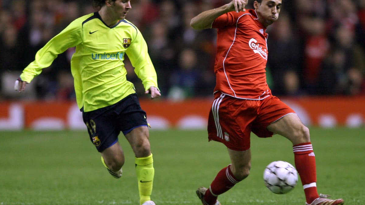 Álvaro Arbeloa (à droite) face à Lionel Messi lors du huitième de finale retour de Ligue des champions entre Liverpool et Barcelone en 2007