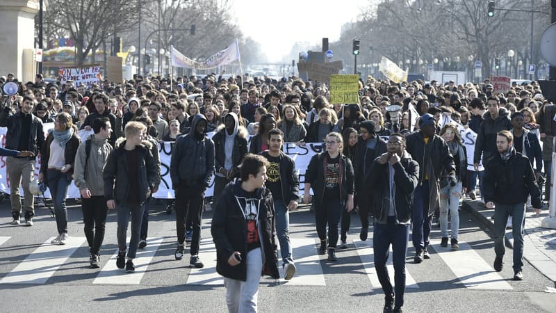 Des lycéens manifestent à Paris, le 17 mars. 