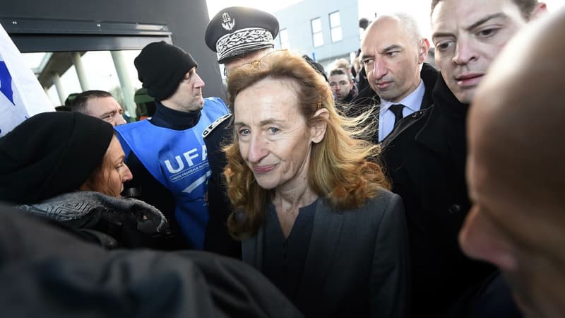 Nicole Belloubet visitant la prison de Vendin-le-Veil le 16 janvier 2018.