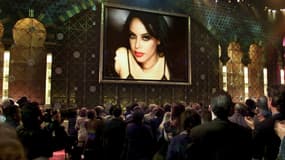 L'assistance des American Music Awards 2002 se lève devant un portrait d'Aaliyah, six mois après sa mort.