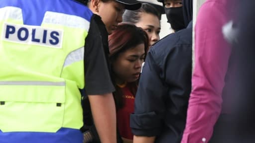 L'Indonésienne Siti Aisyah (c), inculpée pour l'assassinat de Kim Jong-Nam, demi-frère du leader nord-coréen Kim Jong-Un, est escortée par des policiers, le 1er mars 2017 à Sepang, en Malaisie