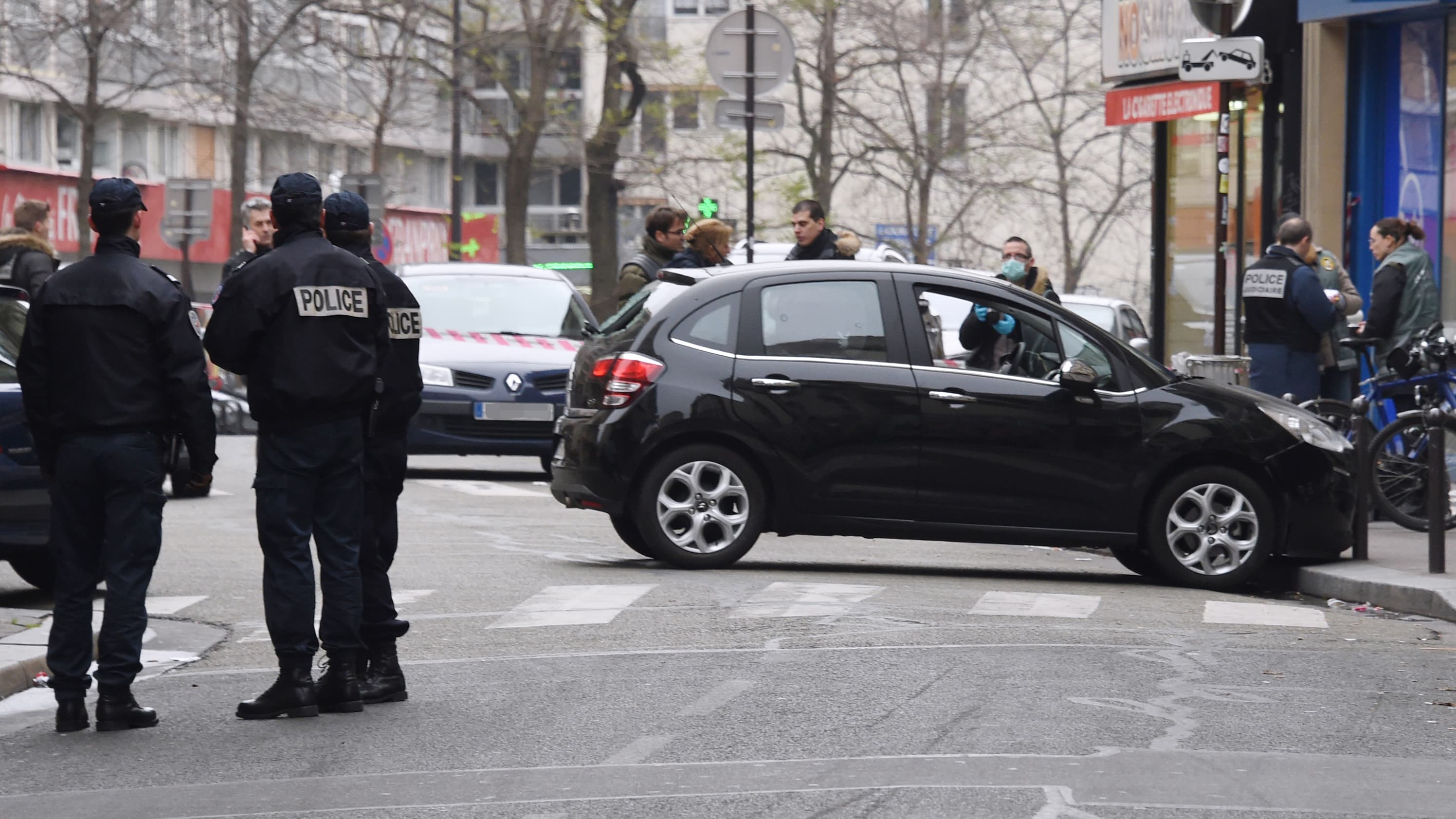 Арабы в Париже. Террористический акт в редакции Charlie Hebdo фото.