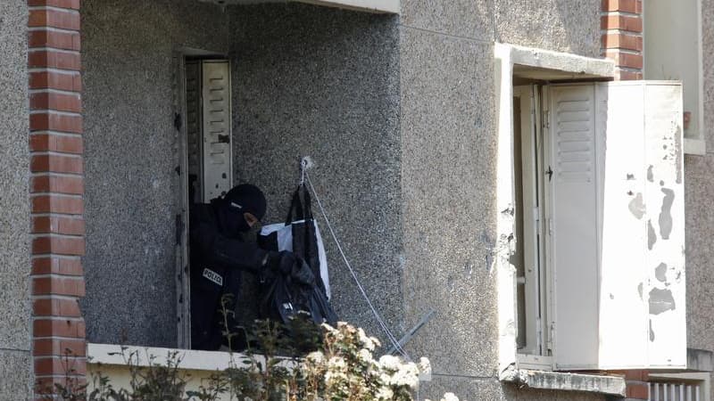 Lors de l'assaut contre Mohamed Merah, à Toulouse. Un homme soupçonné d'avoir fourni des armes au tueur doit être présenté samedi à un juge antiterroriste en vue d'une probable mise en examen. /Photo prise le 23 mars 2012/REUTERS/Jean-Paul Pélissier