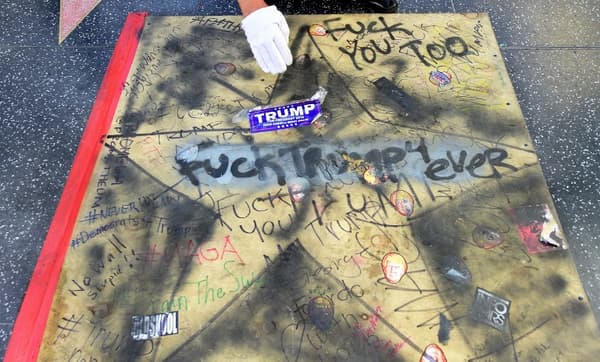 L'étoile de Trump vandalisée durant la campagne présidentielle de 2016. L'étoile de Trump vandalisée durant la campagne présidentielle de 2016.