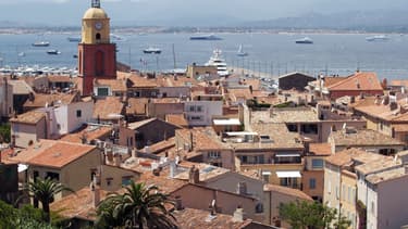 Dans le village si prisé de la jet-set, avoir une vue sur mer pu bien une villa au bord de l'eau se monnaye très cher.
