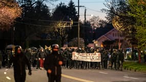 Des manifestants demandent "Justice pour Daunte Wright" le 12 avril à Minneapolis. 