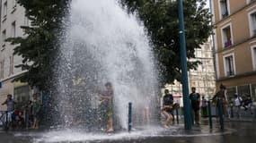 Des enfants jouent près d'une bouche à incendie ouverte à Paris (illustration).