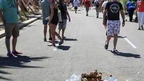 Des Niçois jettent des ordures à l'endroit où le terroriste a été abattu le 14 juillet