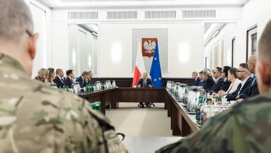 Le Premier ministre polonais Donald Tusk présidant une réunion d'urgence à Varsovie après que des drones russes ont violé l'espace aérien polonais le 10 septembre 2025. 