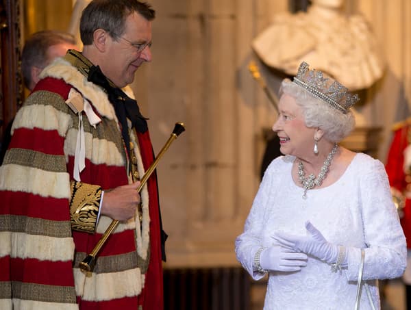 La reine Elizabeth II avec Edward Fitzalan-Howard, duc de Norfolk, dans son rôle de comte maréchal, lors de l'ouverture officielle du Parlement à Londres, le 4 juin 2014. La reine Elizabeth II avec Edward Fitzalan-Howard, duc de Norfolk, dans son rôle de comte maréchal, lors de l'ouverture officielle du Parlement à Londres, le 4 juin 2014.