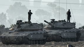 Soldats israéliens debout sur des chars d'assaut lors d'un déploiement à la frontière avec la bande de Gaza, ce mardi 8 juillet.