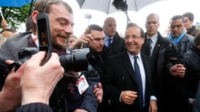 François Hollande, ici à Bourges, a répondu à la lettre envoyée par François Bayrou aux deux finalistes de l'élection présidentielle et dit voir des points de convergences avec le candidat centriste. /Photo prise le 27 avril 2012/ REUTERS/Jacky Naegelen