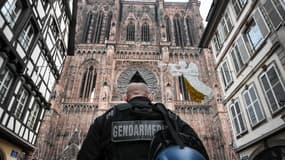 Un gendarme devant cathédrale Notre-Dame de Strasbourg 