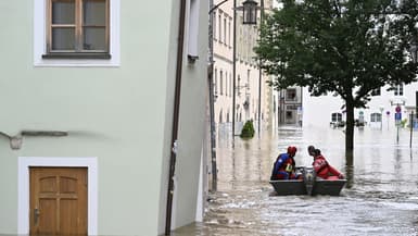 Un bateau avec des sauveteurs navigue dans les rues inondées du centre de Passau en Bavière, dans le sud de l'Allemagne, une ville entourée par les fleuves Danube et Inn, le 4 juin 2024.