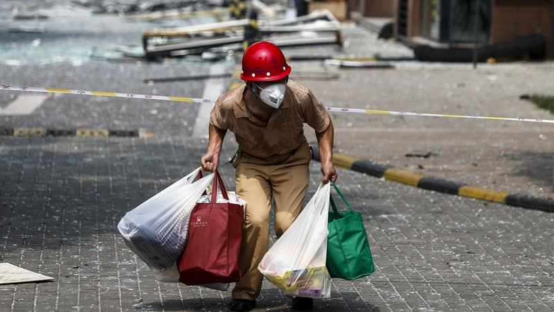 Un habitant évacue son quartier après l'explosion de Tianjin.