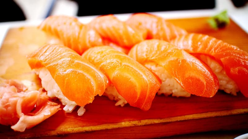 La forte hausse des cours du saumon de Norvège ces dernières semaines, sur fond d'éléments très défavorables, pourrait bientôt être répercutée sur les tarifs de vos plateaux de sushis préférés.