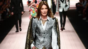 Carla Bruni-Sarkozy défile pour Dolce & Gabbana lors de la Fashion Week de Milan, le 23 septembre 2018