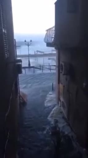 Tempête à Bastia, quai des martyrs l'eau s'engouffre - Témoins BFMTV