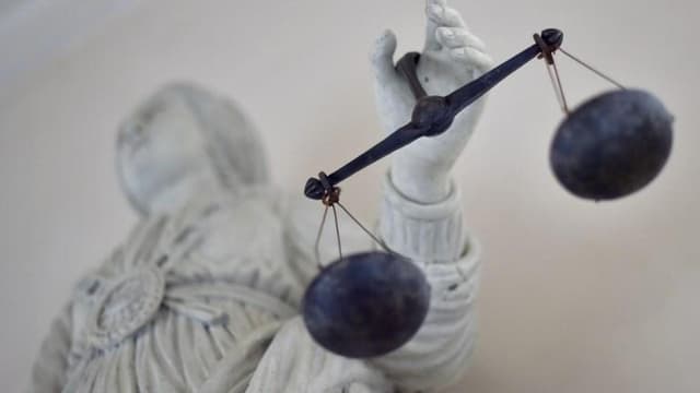 Accusé de harcèlement après le suicide de sa compagne: un trentenaire relaxé en appel à Chambéry